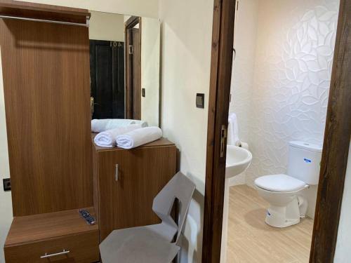 łazienka z toaletą i umywalką w obiekcie Hôtel Meuble Parisien w mieście Rabat