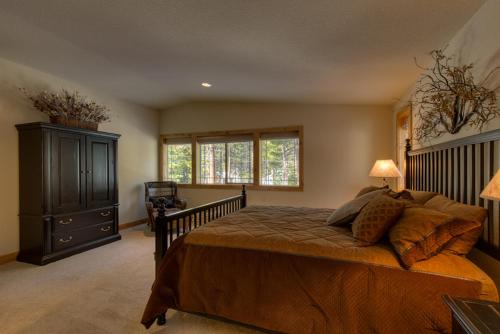 sypialnia z łóżkiem, komodą i oknem w obiekcie Brand New Upscale Home, Hot Tub, Foosball w mieście South Lake Tahoe
