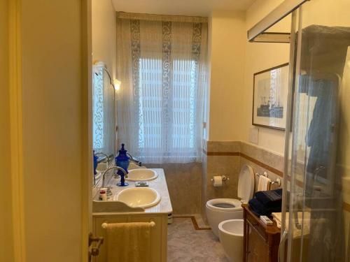 ein Bad mit einem Waschbecken und einem WC in der Unterkunft Fancy House in Reggio di Calabria