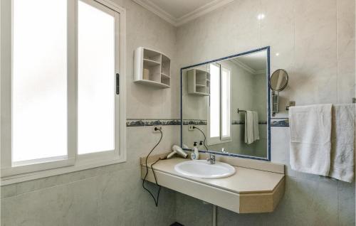 y baño con lavabo y espejo. en 1 Bedroom Pet Friendly Apartment In Puente De Genave, en Puente de Génave