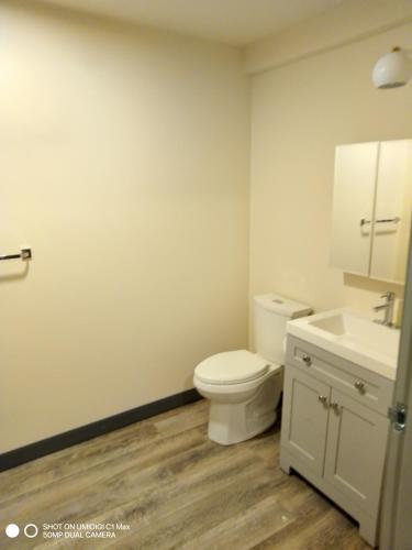 Kylpyhuone majoituspaikassa Private Room North Portland