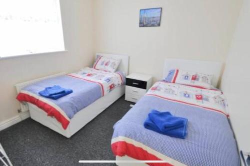 um quarto com 2 camas e uma janela em Tivoli villas em New Brighton