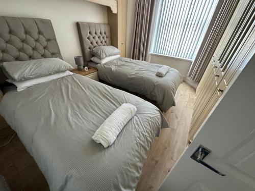 リバプールにあるWatford Road House Liverpoolのベッド2台と窓のある寝室