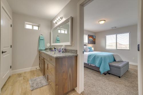 ein Schlafzimmer mit einem Bett, einem Waschbecken und einem Spiegel in der Unterkunft Toquerville Vacation Rental, Near State Parks! in Toquerville