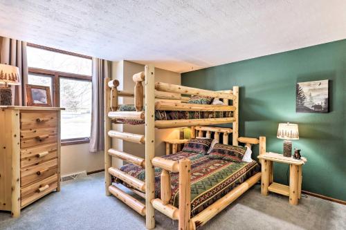 1 Schlafzimmer mit 2 Etagenbetten und einer grünen Wand in der Unterkunft Beaver Dam Lake Retreat with Fire Pit and Dock! in Beaver Dam