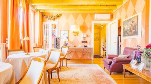 sala de estar con mesa y sillas en Domus Nova Palace - Italian Homing, en Verona