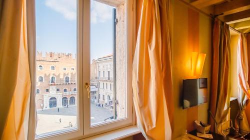 ventana con vistas a la ciudad en Domus Nova Palace - Italian Homing, en Verona