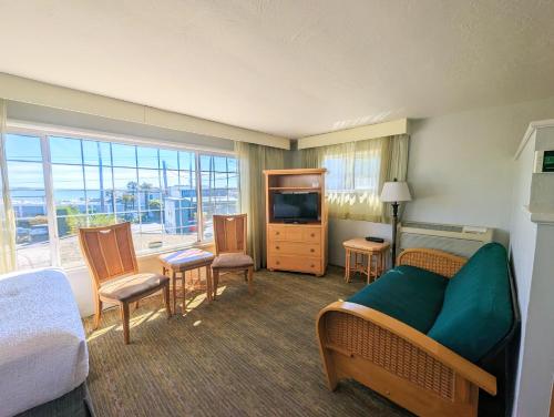 um quarto de hotel com uma cama e uma televisão em Seaway Inn em Santa Cruz