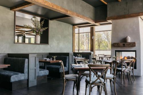 un restaurante con mesas y sillas y una chimenea en The Study at the University of Chicago en Chicago