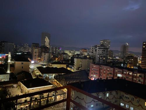 Vista generica su Tirana o vista sulla città dall'interno dell'appartamento