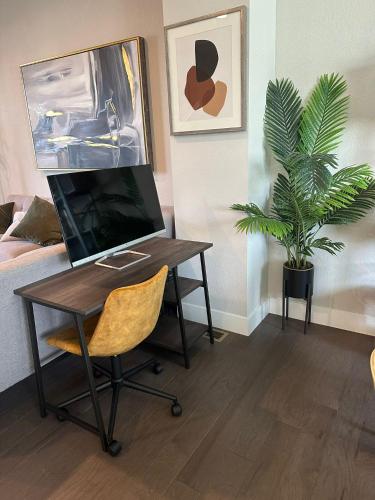 Μια τηλεόραση ή/και κέντρο ψυχαγωγίας στο Stylish & Spacious Centrally-Located Home w/Garage