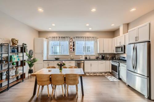 Η κουζίνα ή μικρή κουζίνα στο Stylish & Spacious Centrally-Located Home w/Garage