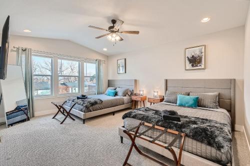 Ένα ή περισσότερα κρεβάτια σε δωμάτιο στο Stylish & Spacious Centrally-Located Home w/Garage