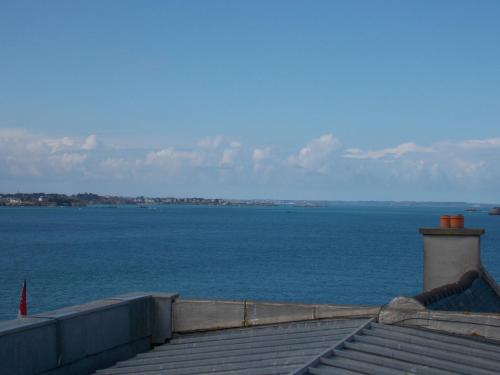 a view of the ocean from the roof of a house at Hôtel San Pedro in Saint Malo