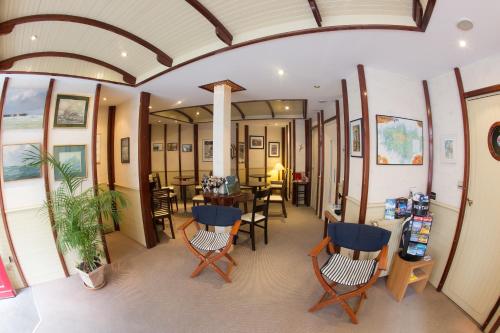 聖馬洛的住宿－聖佩德羅酒店，一间带桌椅的房间和一间用餐室