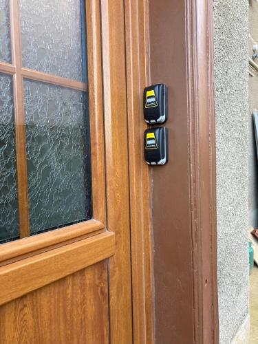 - la fermeture d'une porte avec un autocollant dans l'établissement 99 BIS FP, à Limoges