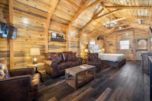 um camarote com uma cama, uma cama e um sofá em Big Horn Valley Ranch em Fort Smith