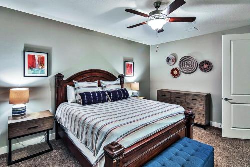 Un dormitorio con una cama y un ventilador de techo. en Entrada at Moab 590 and 594, en Moab