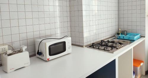 a microwave sitting on a counter next to a stove at Apartment Nido Stazione in Bergamo