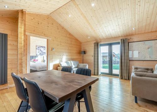 ein Esszimmer mit einem Tisch und Stühlen in der Unterkunft Beautiful Home In Nafferton With Wifi in Nafferton