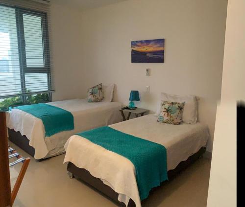 1 dormitorio con 2 camas y ventana en Mi Apartamento en Cartagena en Cartagena de Indias