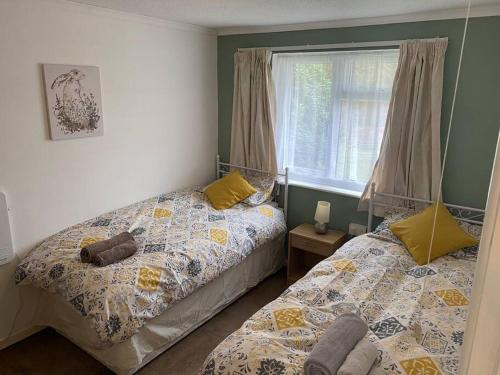 Postel nebo postele na pokoji v ubytování Light and bright 3 bedroom bungalow in Cornwall