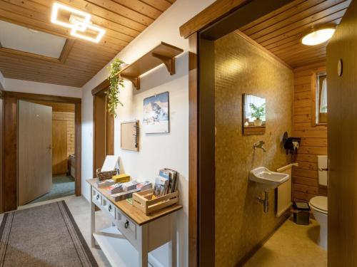 uma casa de banho com um lavatório e um WC em Haus Spertental em Kirchberg in Tirol