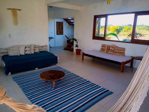 馬勞的住宿－Morada Luz das Estrelas Barra Grande，客厅配有沙发和桌子