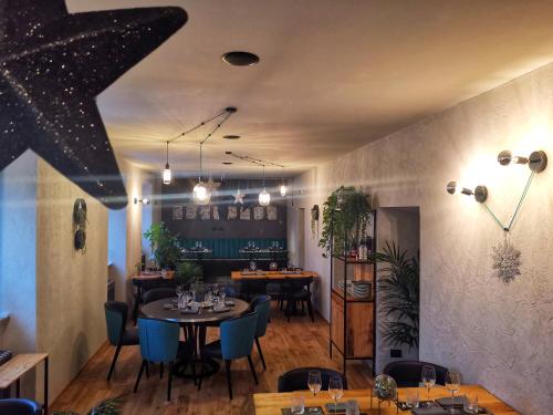a dining room with a table and chairs at Drì bed & breakfast in Rocca di Papa