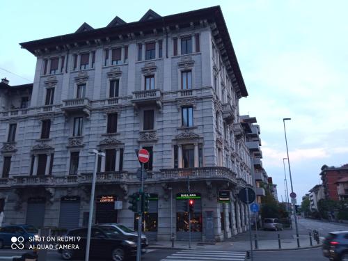 un gran edificio en la esquina de una calle en Apartment Nido Stazione, en Bérgamo