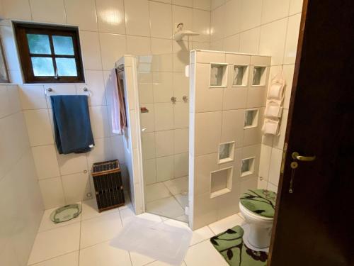 a bathroom with a shower and a toilet at Casa confortável com churrasqueira na Granja Viana in Carapicuíba