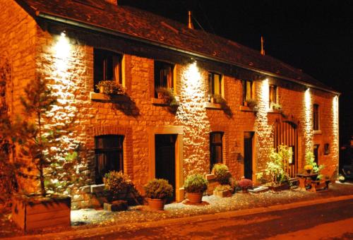 a brick building with christmas lights on it at La Fiole Ambiance in Ferrières