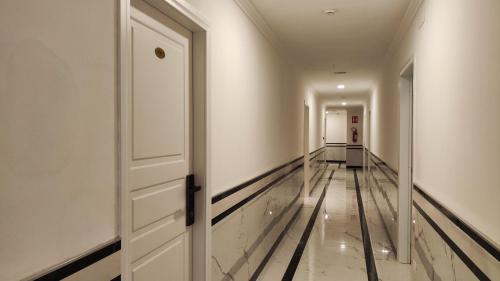 an empty hallway with a door and a hallway at Bnb giglio 999 in Prato