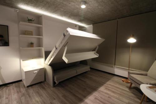 מיטה או מיטות קומותיים בחדר ב-Prime Suites
