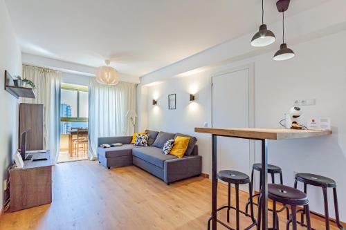 salon z kanapą i stołem w obiekcie GERONA Levante beach apartments w mieście Benidorm