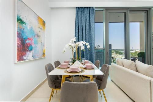 - une salle à manger avec une table et des chaises dans l'établissement Ultimate Stay / Directly Connected to Dubai Mall, à Dubaï