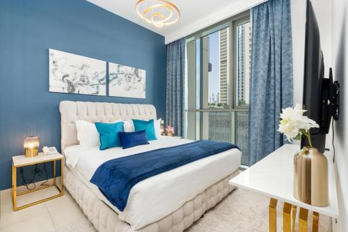niebieska sypialnia z dużym łóżkiem i oknem w obiekcie Ultimate Stay / Directly Connected to Dubai Mall w Dubaju