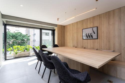 una sala da pranzo con tavolo e sedie in legno di Predio novo ao lado da Av Paulista - Next AW Franca a San Paolo