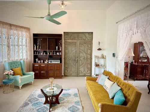 - un salon avec un canapé et une table dans l'établissement Freijoó Casa Vintage, à Papantla