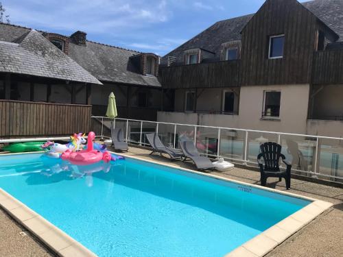een zwembad met opblaasbaar zwembadspeelgoed bij Appartement très lumineux avec belle vue dégagée in Rochefort-en-Terre