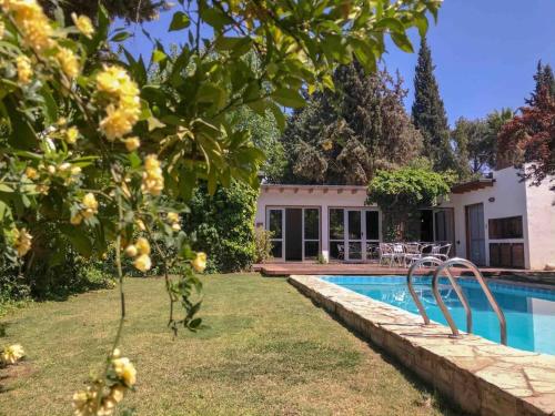 una casa con piscina en un patio en Relaxation Oasis in Chacras de Coria en Luján de Cuyo