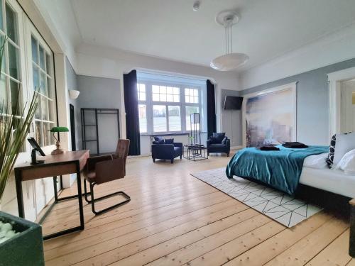 1 dormitorio con 1 cama y escritorio en una habitación en Charysma - Jugendstil trifft Moderne, Schlafzimmer mit TV & Netflix, Parkplatz en Hameln
