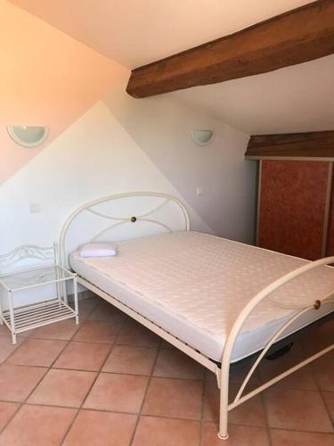 une chambre avec un lit dans le coin d'une pièce dans l'établissement Grand appartement 3 chambres avec garage, à Lapalme