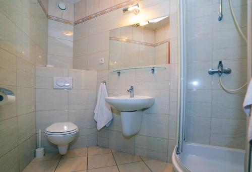 スウプツァにあるCentrumのバスルーム(洗面台、トイレ、シャワー付)