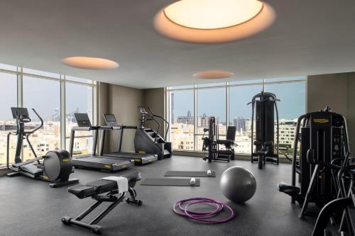 ドーハにあるAbesq Doha Hotel and Residences, an IHG Hotelのジム(エクササイズ機器、大きな窓付)