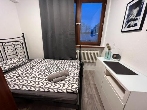 un pequeño dormitorio con una cama con un osito de peluche. en 2 Zimmer Monteurwohnung Nr.3 in Marburg, en Marburg an der Lahn