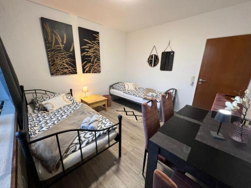 Habitación con 2 camas y mesa. en 2 Zimmer Monteurwohnung Nr.3 in Marburg en Marburg an der Lahn