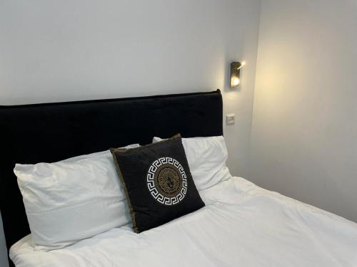 a bed with a black and white pillow on it at דירת סטודיו גן יפיפיה קרובה לים in Tel Aviv