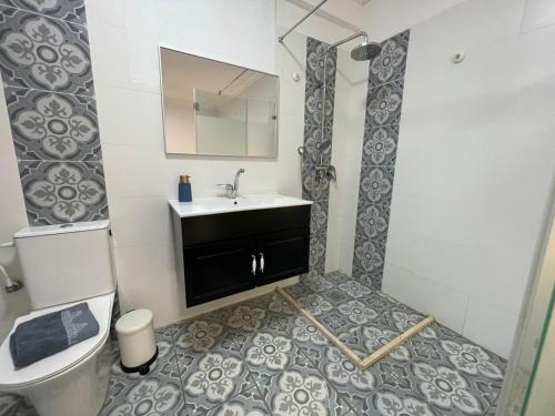 a bathroom with a sink and a toilet at דירת סטודיו גן יפיפיה קרובה לים in Tel Aviv