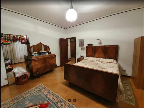 1 dormitorio con 1 cama grande y vestidor en Affittacamere Villa Sofia con uso cucina e ampio giardino, en Calcinelli